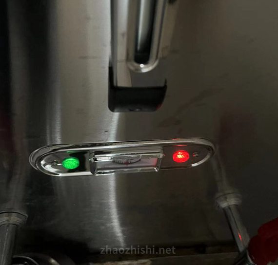 医院烧水的热水器绿灯亮是开水还是红灯亮是开水？